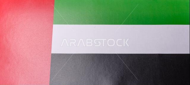 علم الإمارات العربية المتحدة بألوانه الأحمر والأبيض والأخضر والأسود كرمز للاستقلال. علم الإمارات العربية المتحدة كخلفية لتصميمك