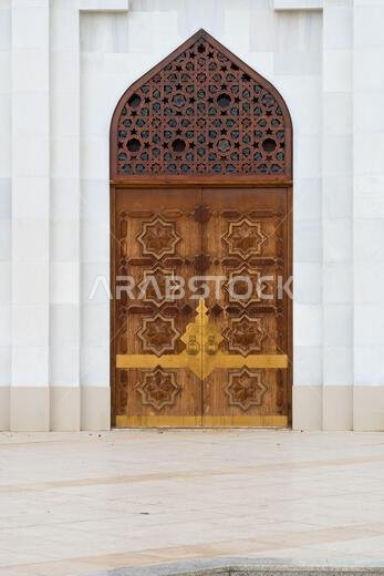 مسجد حسن عناني، أو مسجد حسن عناني، أو مسجد حسن عناني، أو مسجد النور، على البحر الأحمر على طول كورنيش جدة، في المملكة العربية السعودية
