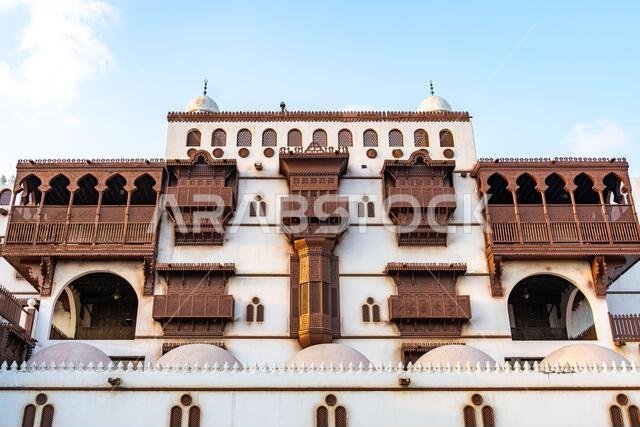 يعرض متحف مدينة الطيبات في جدة عند غروب الشمس في المملكة العربية السعودية، بتصميمه المعماري التقليدي، التراث الثقافي الغني للمنطقة.