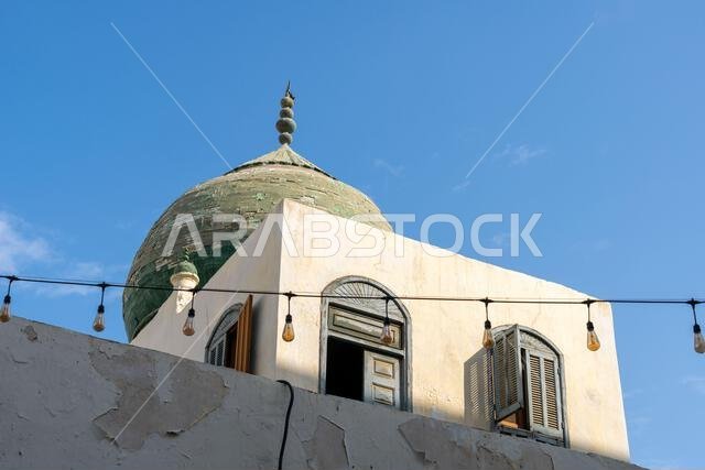 ينعم حي البلد التاريخي في جدة بالمملكة العربية السعودية بالهدوء صباح يوم أحد، ويقف مسجده القديم الجميل حارساً على الهدوء