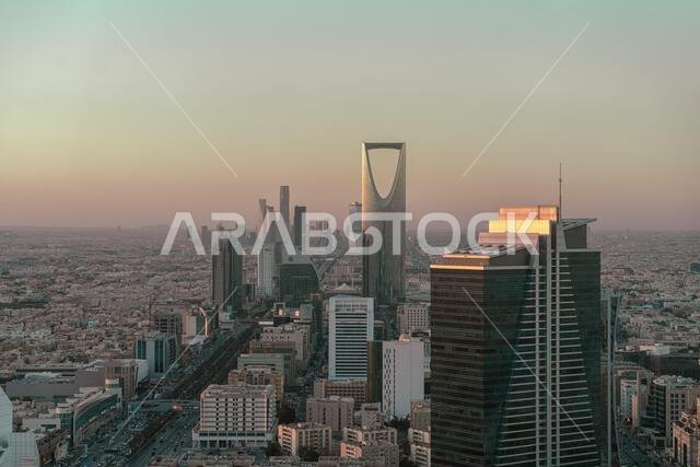 الرياض، المملكة العربية السعودية - ٢٢ ديسمبر ٢٠٢٤: منظر بانورامي خلاب من أعلى برج الفيصلية، منظر غروب الشمس على أفق مدينة الرياض، المملكة العربية السعودية