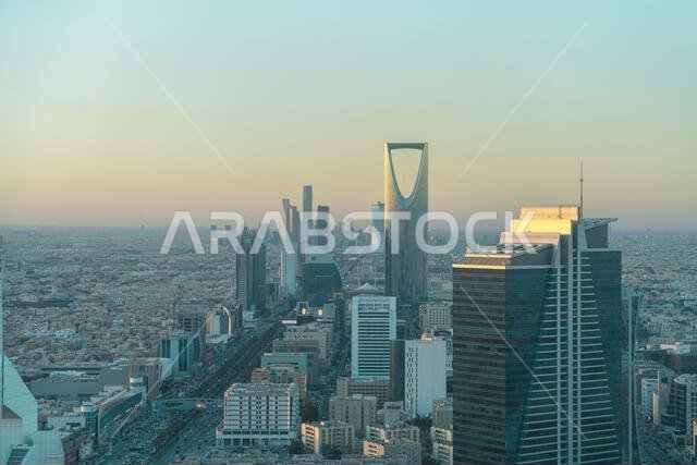 الرياض، المملكة العربية السعودية - ٢٢ ديسمبر ٢٠٢٤: منظر بانورامي خلاب من أعلى برج الفيصلية، منظر غروب الشمس على أفق مدينة الرياض، المملكة العربية السعودية