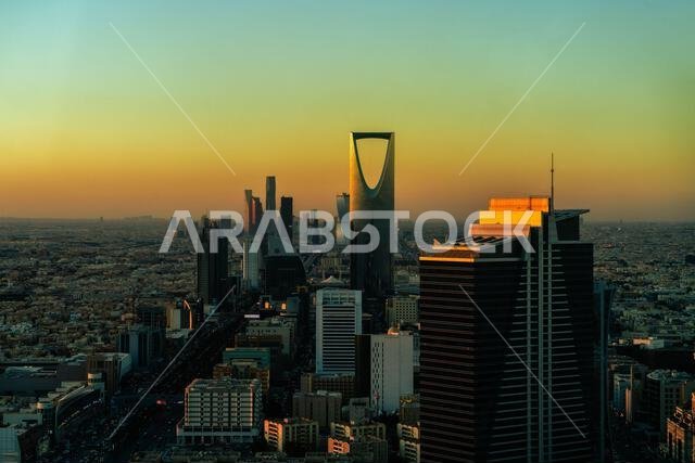 الرياض، المملكة العربية السعودية - ٢٢ ديسمبر ٢٠٢٤: منظر بانورامي خلاب من أعلى برج الفيصلية، منظر غروب الشمس على أفق مدينة الرياض، المملكة العربية السعودية