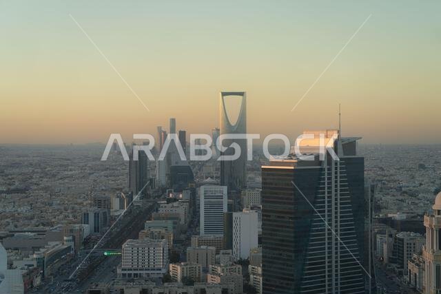 الرياض، المملكة العربية السعودية - ٢٢ ديسمبر ٢٠٢٤: منظر بانورامي خلاب من أعلى برج الفيصلية، منظر غروب الشمس على أفق مدينة الرياض، المملكة العربية السعودية الرياض، المملكة العربية السعودية - ٢٢ ديسمبر ٢٠٢٤: منظر بانورامي خلاب من أعلى برج الفيصلية، منظر غروب الشمس على أفق مدينة الرياض، المملكة العربية السعودية