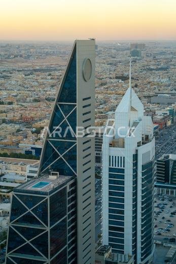 الرياض، المملكة العربية السعودية - ٢٢ ديسمبر ٢٠٢٤: منظر بانورامي خلاب من أعلى برج الفيصلية، منظر غروب الشمس على أفق مدينة الرياض، المملكة العربية السعودية