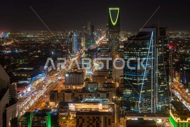 الرياض، المملكة العربية السعودية - ٢٢ ديسمبر ٢٠٢٤: منظر بانورامي خلاب من أعلى برج الفيصلية، منظر غروب الشمس على أفق مدينة الرياض، المملكة العربية السعودية