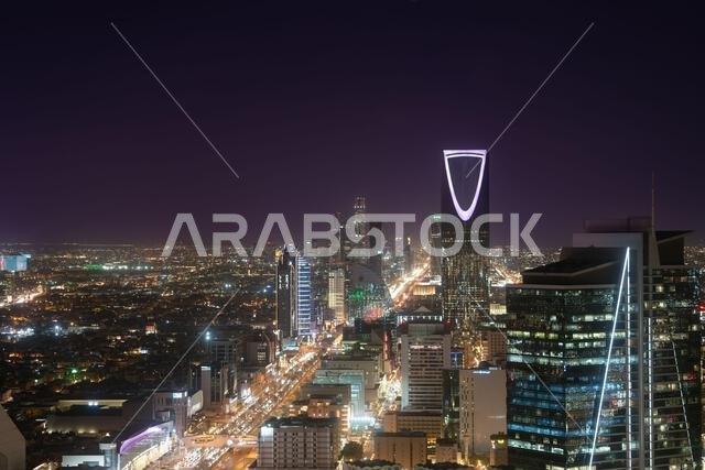 الرياض، المملكة العربية السعودية - ٢٢ ديسمبر ٢٠٢٤: منظر بانورامي خلاب من أعلى برج الفيصلية، منظر غروب الشمس على أفق مدينة الرياض، المملكة العربية السعودية