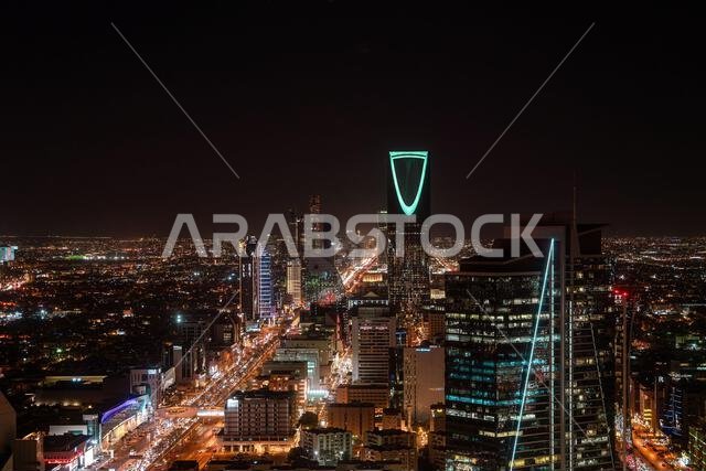 الرياض، المملكة العربية السعودية - ٢٢ ديسمبر ٢٠٢٤: منظر بانورامي خلاب من أعلى برج الفيصلية، منظر غروب الشمس على أفق مدينة الرياض، المملكة العربية السعودية