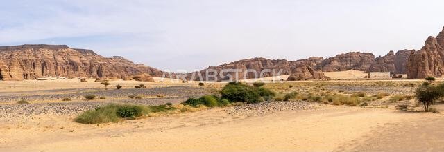 العلا، المملكة العربية السعودية - 17 ديسمبر 2024: تُحيط التكوينات الصخرية الرملية المذهلة لوادي العشار بقاعة حفلات مرايا والمنتجعات الفاخرة، وهي منطقة طبيعية خلابة.