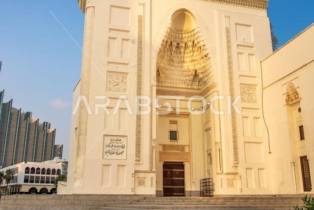جدة، المملكة العربية السعودية - 19 ديسمبر 2024: مسجد الملك سعود الكبير في جدة، المملكة العربية السعودية، مثال رائع على العمارة الحديثة
