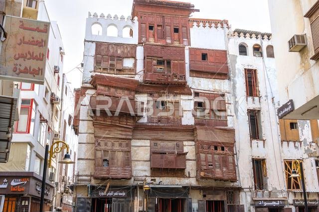 جدة، المملكة العربية السعودية - 20 ديسمبر 2024: تقف الجواهر المعمارية في البلد، القلب التاريخي لمدينة جدة بالمملكة العربية السعودية، شامخة وهادئة، محفوظة بعناية.