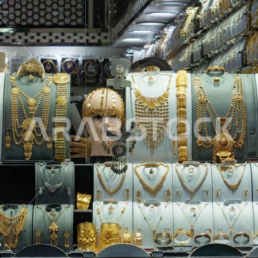 جدة، المملكة العربية السعودية - 20 ديسمبر 2024: ينبض شارع قابيل تريل في حي البلد بجدة، المملكة العربية السعودية، بالحياة مع غروب الشمس. وتجذب محلات المجوهرات الزوار. جدة، المملكة العربية السعودية - 20 ديسمبر 2024: ينبض شارع قابيل تريل في حي البلد بجدة، المملكة العربية السعودية، بالحياة مع غروب الشمس. وتجذب محلات المجوهرات الزوار.