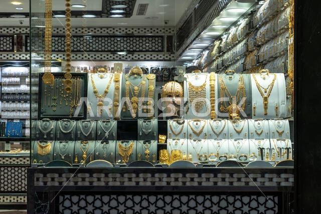 جدة، المملكة العربية السعودية - 20 ديسمبر 2024: ينبض شارع قابيل تريل في حي البلد بجدة، المملكة العربية السعودية، بالحياة مع غروب الشمس. وتجذب محلات المجوهرات الزوار.