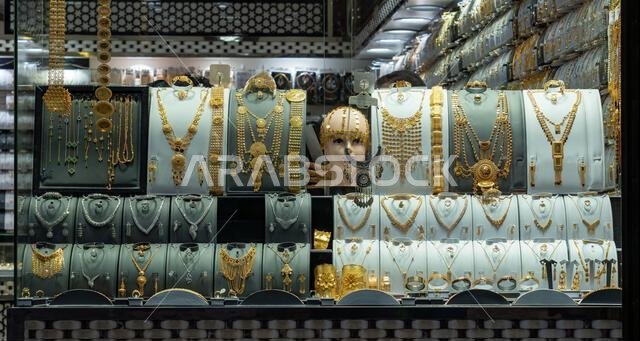 جدة، المملكة العربية السعودية - 20 ديسمبر 2024: ينبض شارع قابيل تريل في حي البلد بجدة، المملكة العربية السعودية، بالحياة مع غروب الشمس. وتجذب محلات المجوهرات الزوار. جدة، المملكة العربية السعودية - 20 ديسمبر 2024: ينبض شارع قابيل تريل في حي البلد بجدة، المملكة العربية السعودية، بالحياة مع غروب الشمس. وتجذب محلات المجوهرات الزوار.