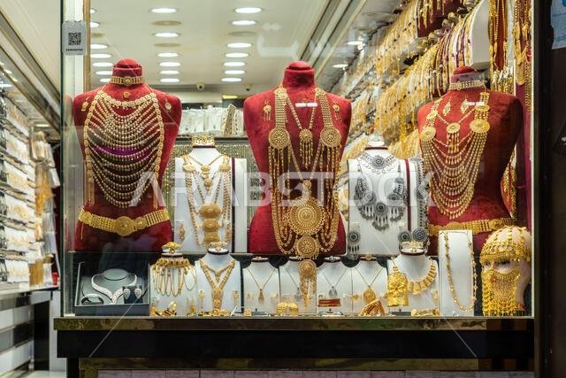 جدة، المملكة العربية السعودية - 20 ديسمبر 2024: ينبض شارع قابيل تريل في حي البلد بجدة، المملكة العربية السعودية، بالحياة مع غروب الشمس. وتجذب محلات المجوهرات الزوار. جدة، المملكة العربية السعودية - 20 ديسمبر 2024: ينبض شارع قابيل تريل في حي البلد بجدة، المملكة العربية السعودية، بالحياة مع غروب الشمس. وتجذب محلات المجوهرات الزوار.