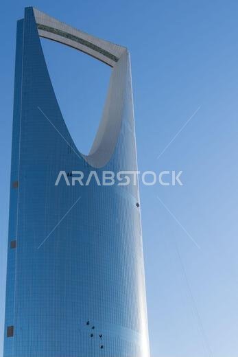الرياض، المملكة العربية السعودية - 22 ديسمبر 2024: مركز المملكة في الرياض، المملكة العربية السعودية، بتصميمه المميز كناطحة سحاب وواجهته البراقة، رمز