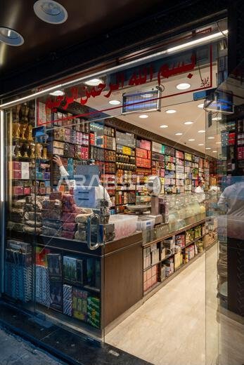 جدة، المملكة العربية السعودية - 20 ديسمبر 2024: عند غروب الشمس، ينبض شارع قابيل في حي البلد بجدة، المملكة العربية السعودية، بالحياة. وتجذب المحلات التجارية الزوار.