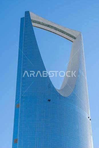 الرياض، المملكة العربية السعودية - 22 ديسمبر 2024: مركز المملكة في الرياض، المملكة العربية السعودية، بتصميمه المميز كناطحة سحاب وواجهته البراقة، رمز