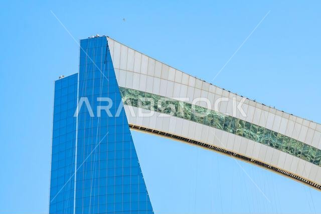 الرياض، المملكة العربية السعودية - 22 ديسمبر 2024: مركز المملكة في الرياض، المملكة العربية السعودية، بتصميمه المميز كناطحة سحاب وواجهته البراقة، رمز