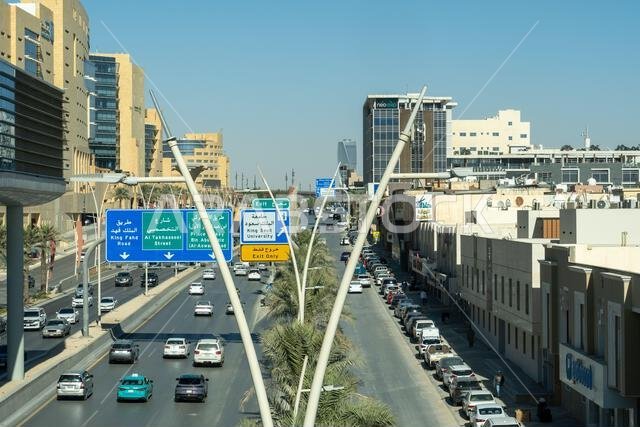 الرياض، المملكة العربية السعودية - ٢٢ ديسمبر ٢٠٢٤: منظر لشارع الملك عبد الله من محطة مترو جامعة الملك سعود في الرياض، المملكة العربية السعودية الرياض، المملكة العربية السعودية - ٢٢ ديسمبر ٢٠٢٤: منظر لشارع الملك عبد الله من محطة مترو جامعة الملك سعود في الرياض، المملكة العربية السعودية