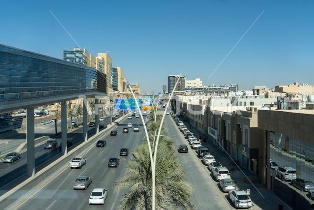 الرياض، المملكة العربية السعودية - ٢٢ ديسمبر ٢٠٢٤: منظر لشارع الملك عبد الله من محطة مترو جامعة الملك سعود في الرياض، المملكة العربية السعودية