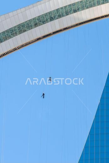 الرياض، المملكة العربية السعودية - 22 ديسمبر 2024: مركز المملكة في الرياض، المملكة العربية السعودية، بتصميمه المميز كناطحة سحاب وواجهته البراقة، رمز