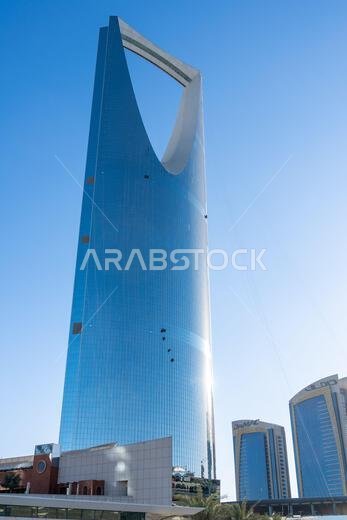 الرياض، المملكة العربية السعودية - 22 ديسمبر 2024: مركز المملكة في الرياض، المملكة العربية السعودية، بتصميمه المميز كناطحة سحاب وواجهته البراقة، رمز
