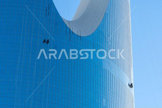 الرياض، المملكة العربية السعودية - 22 ديسمبر 2024: مركز المملكة في الرياض، المملكة العربية السعودية، بتصميمه المميز كناطحة سحاب وواجهته البراقة، رمز