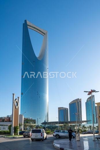 الرياض، المملكة العربية السعودية - 22 ديسمبر 2024: مركز المملكة في الرياض، المملكة العربية السعودية، بتصميمه المميز كناطحة سحاب وواجهته البراقة، رمز الرياض، المملكة العربية السعودية - 22 ديسمبر 2024: مركز المملكة في الرياض، المملكة العربية السعودية، بتصميمه المميز كناطحة سحاب وواجهته البراقة، رمز