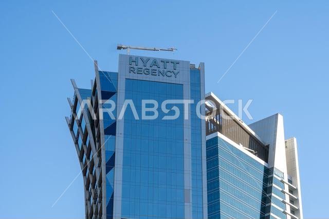 الرياض، المملكة العربية السعودية - ٢٢ ديسمبر ٢٠٢٤: المشي عند غروب الشمس في شارع العليا بين ناطحات السحاب الحديثة في وسط مدينة الرياض، المملكة العربية السعودية