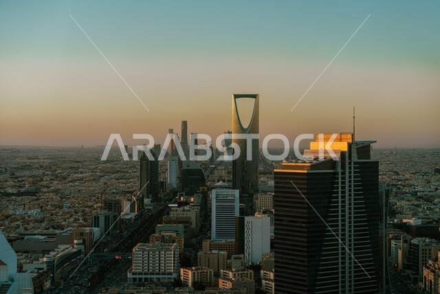 الرياض، المملكة العربية السعودية - ٢٢ ديسمبر ٢٠٢٤: منظر بانورامي خلاب من أعلى برج الفيصلية، منظر غروب الشمس على أفق مدينة الرياض، المملكة العربية السعودية الرياض، المملكة العربية السعودية - ٢٢ ديسمبر ٢٠٢٤: منظر بانورامي خلاب من أعلى برج الفيصلية، منظر غروب الشمس على أفق مدينة الرياض، المملكة العربية السعودية