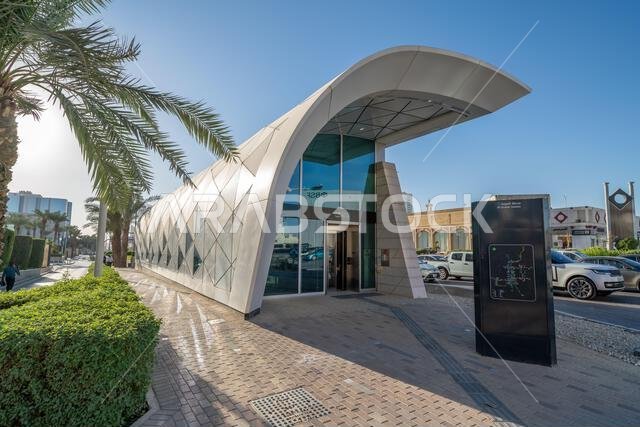 الرياض، المملكة العربية السعودية - ٢٢ ديسمبر ٢٠٢٤: المشي عند غروب الشمس في شارع العليا بين ناطحات السحاب الحديثة في وسط مدينة الرياض، المملكة العربية السعودية