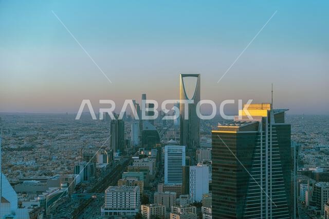 الرياض، المملكة العربية السعودية - ٢٢ ديسمبر ٢٠٢٤: منظر بانورامي خلاب من أعلى برج الفيصلية، منظر غروب الشمس على أفق مدينة الرياض، المملكة العربية السعودية الرياض، المملكة العربية السعودية - ٢٢ ديسمبر ٢٠٢٤: منظر بانورامي خلاب من أعلى برج الفيصلية، منظر غروب الشمس على أفق مدينة الرياض، المملكة العربية السعودية