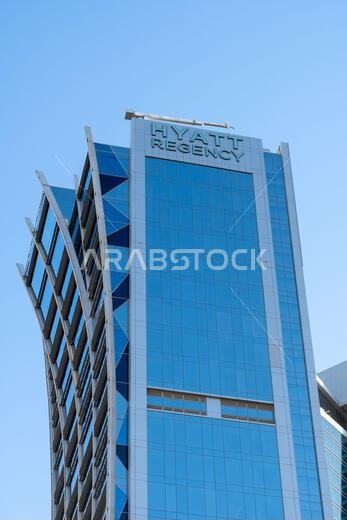الرياض، المملكة العربية السعودية - ٢٢ ديسمبر ٢٠٢٤: المشي عند غروب الشمس في شارع العليا بين ناطحات السحاب الحديثة في وسط مدينة الرياض، المملكة العربية السعودية الرياض، المملكة العربية السعودية - ٢٢ ديسمبر ٢٠٢٤: المشي عند غروب الشمس في شارع العليا بين ناطحات السحاب الحديثة في وسط مدينة الرياض، المملكة العربية السعودية