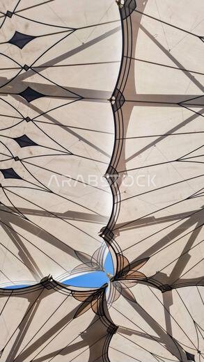 المدينة المنورة، المملكة العربية السعودية - 5 مارس 2024: التصميم الخارجي لمظلة عملاقة في المسجد النبوي المدينة المنورة، المملكة العربية السعودية - 5 مارس 2024: التصميم الخارجي لمظلة عملاقة في المسجد النبوي