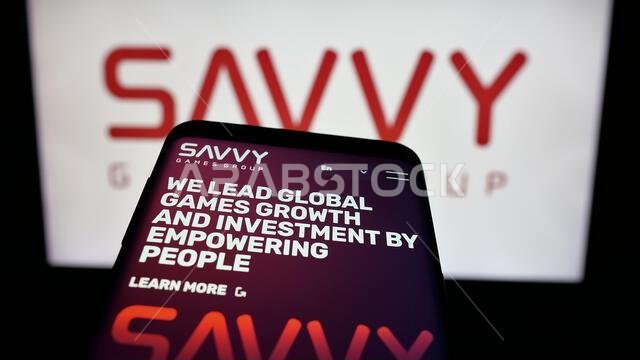 شتوتغارت، ألمانيا - 13-06-2025: هاتف محمول يعرض موقع شركة ألعاب الفيديو السعودية "سافي جيمز جروب" على الشاشة أمام الشعار.
