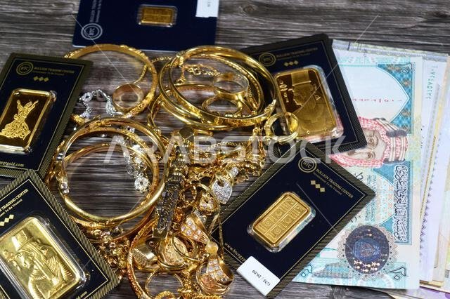 القاهرة، مصر، 17 يوليو 2025: عملة الريال السعودي، وسبائك ذهب أصفر عيار 24 قيراطًا من مركز تداول سبائك البيتكوين، ومجموعة مجوهرات من الذهب