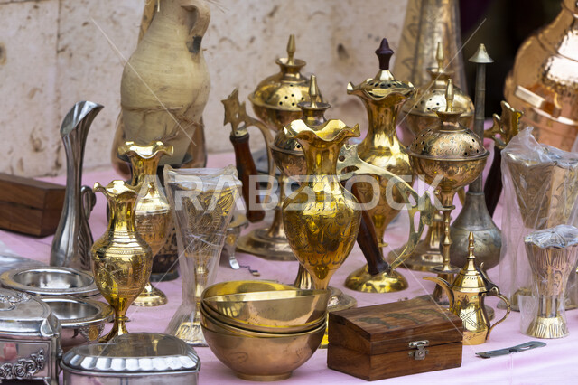 مجموعة من الأدوات العربية الشرقية القديمة مصنوعة من النحاس بأسلوب تقليدي ، تراثيات سعودية ، قطع أنتيكة نحاسية في إحدى متاحف المملكة العربية السعودية