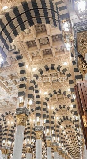 المدينة المنورة، المملكة العربية السعودية – 7 مارس 2024: الهندسة المعمارية الداخلية للمسجد النبوي