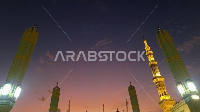 المدينة المنورة، المملكة العربية السعودية - 6 مارس 2024: روعة التصميم المعماري الخارجي للمسجد النبوي عند الفجر المدينة المنورة، المملكة العربية السعودية - 6 مارس 2024: روعة التصميم المعماري الخارجي للمسجد النبوي عند الفجر