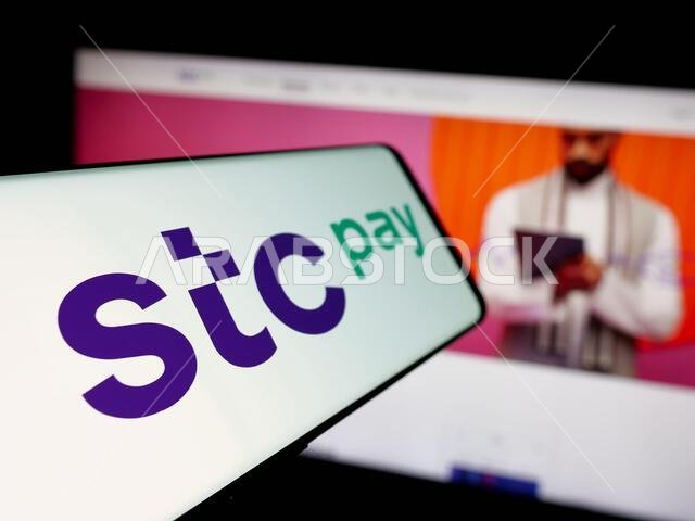 شتوتغارت، ألمانيا - 06-13-2025: هاتف ذكي عليه شعار محفظة STC Pay الرقمية الآمنة السعودية على الشاشة أمام الموقع الإلكتروني.