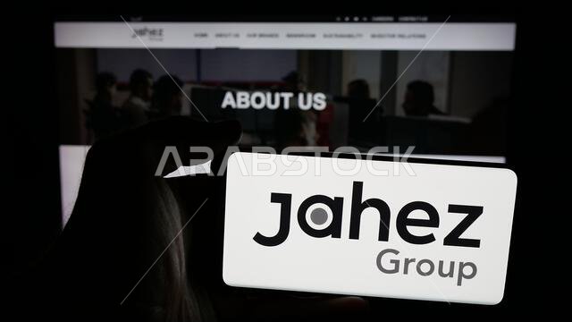 شتوتغارت، ألمانيا - 13-06-2025: شخص يحمل هاتفًا محمولًا عليه شعار شركة جاهز جروب السعودية للتكنولوجيا على الشاشة أمام صفحة الويب.
