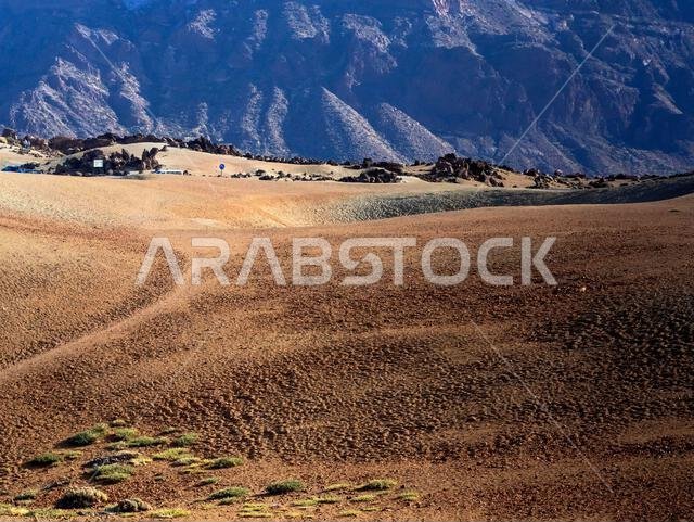 منظر طبيعي بركاني مع صحراء بين الجبال.
