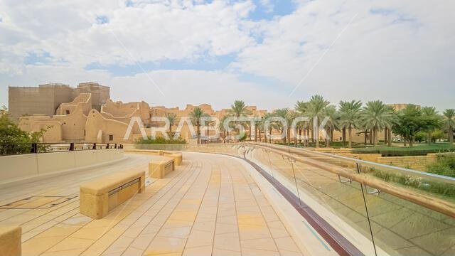 منظر بانورامي لمدينة الدرعية، وهي مدينة تاريخية تقع بالقرب من الرياض في المملكة العربية السعودية، وتتميز بعمارتها التقليدية وبساتين النخيل الوارفة والمباني الحديثة. منظر بانورامي لمدينة الدرعية، وهي مدينة تاريخية تقع بالقرب من الرياض في المملكة العربية السعودية، وتتميز بعمارتها التقليدية وبساتين النخيل الوارفة والمباني الحديثة.