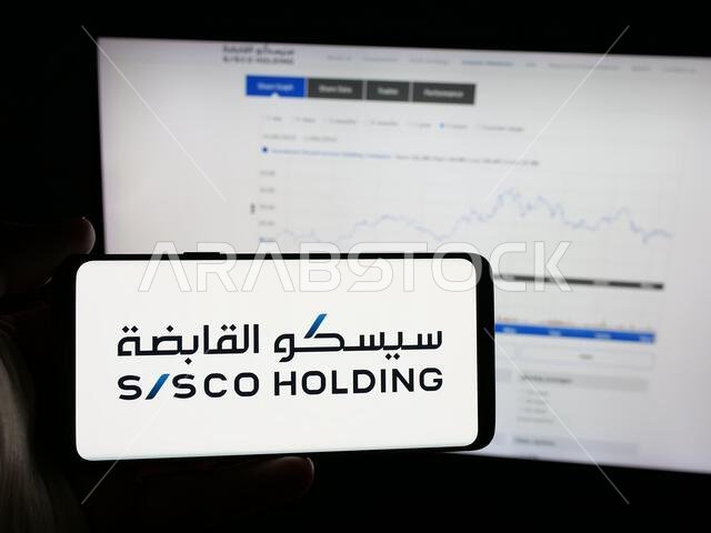 شتوتغارت، ألمانيا - 14-06-2025: شخص يحمل هاتفًا ذكيًا عليه شعار شركة Sustained Infrastructure Holding Co. (SISCO) على الشاشة أمام موقع الويب.