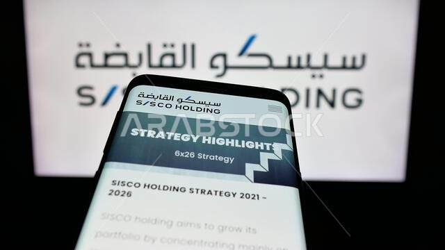 شتوتغارت، ألمانيا - 14-06-2025: هاتف محمول يعرض موقع شركة Sustained Infrastructure Holding Co. (SISCO) على الشاشة أمام الشعار.