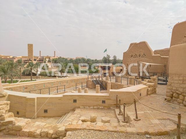 منظر بانورامي للدرعية، وهي موقع تراث عالمي لليونسكو بالقرب من الرياض، ويضم مباني من الطوب اللبن تم ترميمها، وعلمًا سعوديًا، وهياكل حديثة. منظر بانورامي للدرعية، وهي موقع تراث عالمي لليونسكو بالقرب من الرياض، ويضم مباني من الطوب اللبن تم ترميمها، وعلمًا سعوديًا، وهياكل حديثة.