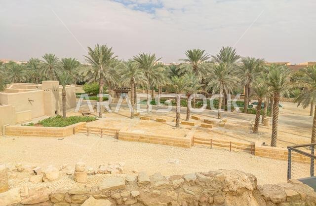 إطلالة بانورامية على الدرعية، وهي موقع تراث عالمي لليونسكو بالقرب من الرياض، وتضم مباني من الطوب اللبن تم ترميمها وهياكل حديثة تمزج بين التاريخ و