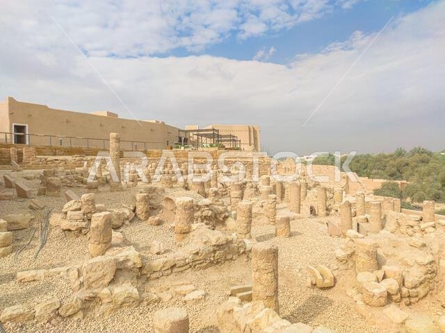 تُشير الجدران المنخفضة والأعمدة المصنوعة من الحجر الطبيعي إلى موقع المباني القديمة في الدرعية، المملكة العربية السعودية، وهي مدينة تاريخية تخضع للترميم بالقرب من