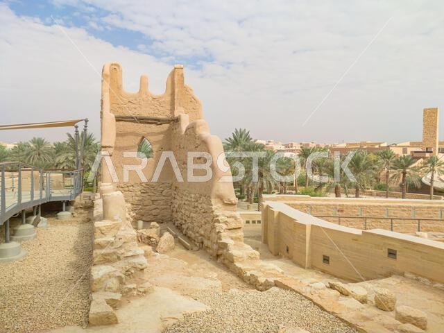 تحمي المباني الحديثة آثار مدينة الدرعية في الرياض بالمملكة العربية السعودية، أول عاصمة سعودية، مما يعكس تاريخ المملكة العربية السعودية الغني وثقافتها العريقة.
